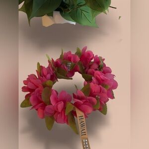 NWT Stretchy Pink Floral Lei with Green Leaves made in Hawaii